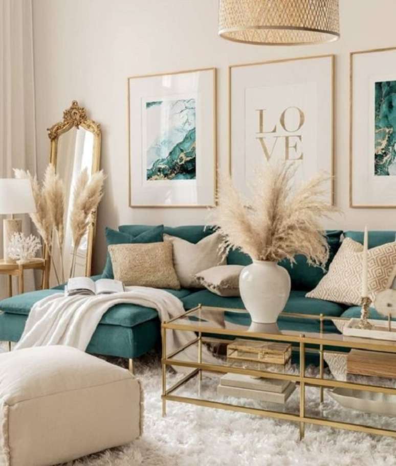 7. Sof&aacute; verde com manta cor areia &ndash; Foto Decoholic