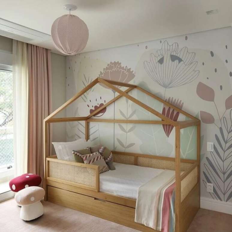 12. Cama casinha com desenhos para parede de quarto feminino. Fonte: Asenne Arquitetura