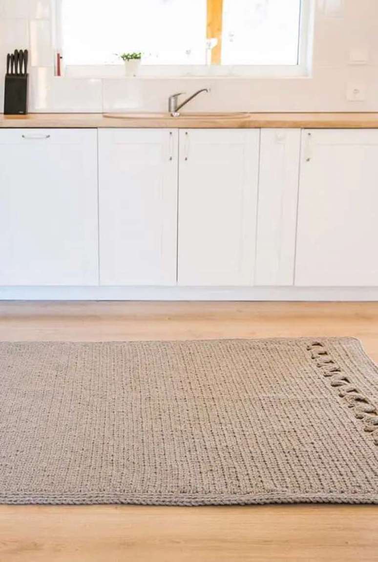 29. Decora&ccedil;&atilde;o de cozinha planejada com tapete de croch&ecirc; quadrado &ndash; Foto: Revista Artesanato