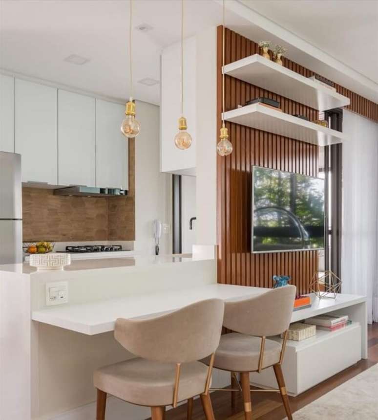 29. Cozinha integrada com sala de estar e cadeiras na cor areia &ndash; Foto Monise Rosa