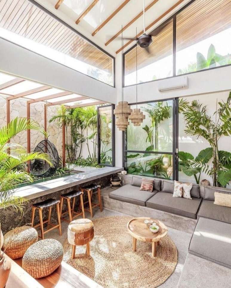 38. Decora&ccedil;&atilde;o de sala neutra com tapete e m&oacute;veis cor areia &ndash; Foto Casa Abril