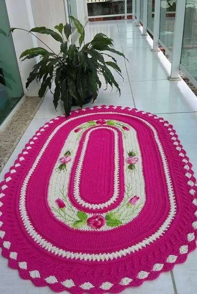 61. Varanda decorada com tapete de croch&ecirc; oval com flores &ndash; Foto: Artofit