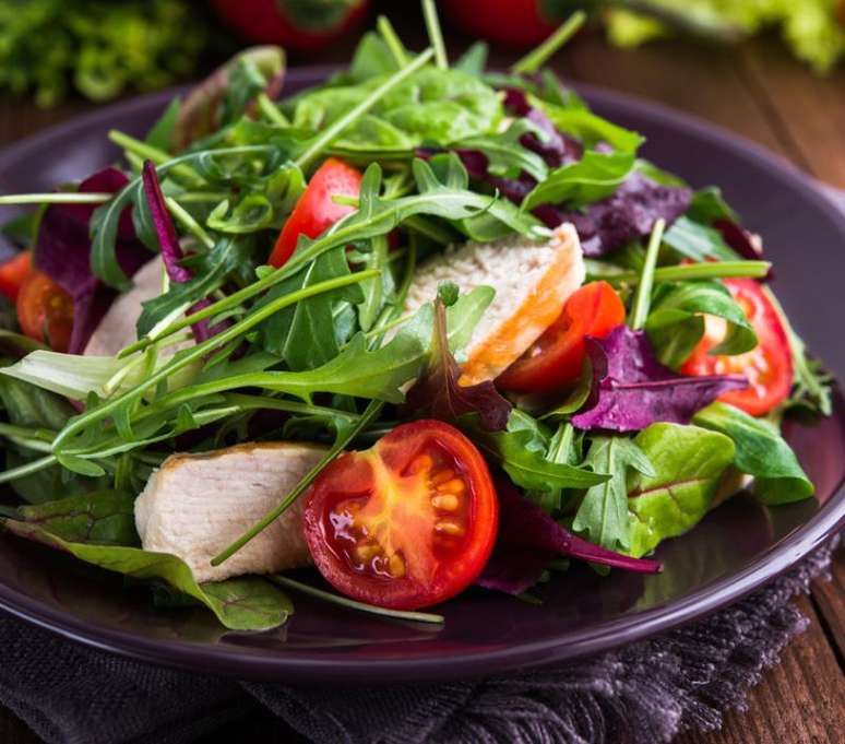 A alimentação tem um papel importante para evitar unhas fracas e quebradiças 