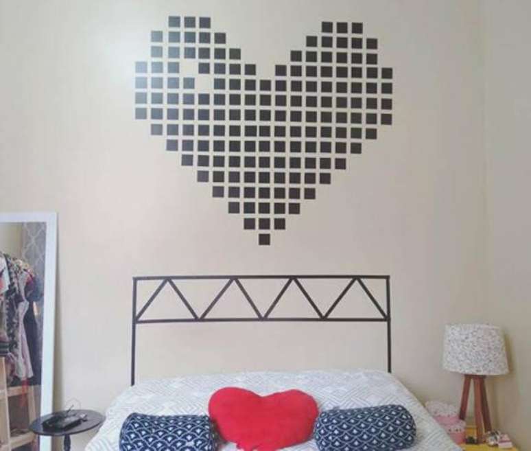 10. Paredes decoradas com fita no formato de cabeceira. Fonte: Mittaly Nail Art