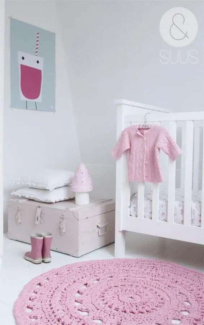23. Decora&ccedil;&atilde;o com tapete de croch&ecirc; rosa para quarto de beb&ecirc; feminino &ndash; Foto: Etsy