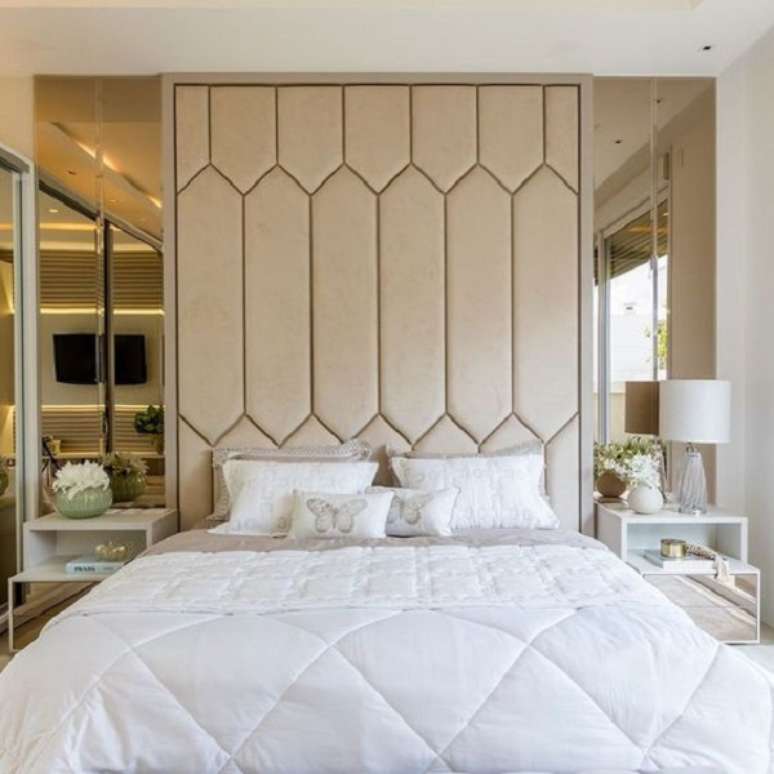 52. Quarto de casal com cama estofada cor areia &ndash; Foto Decor Salteado