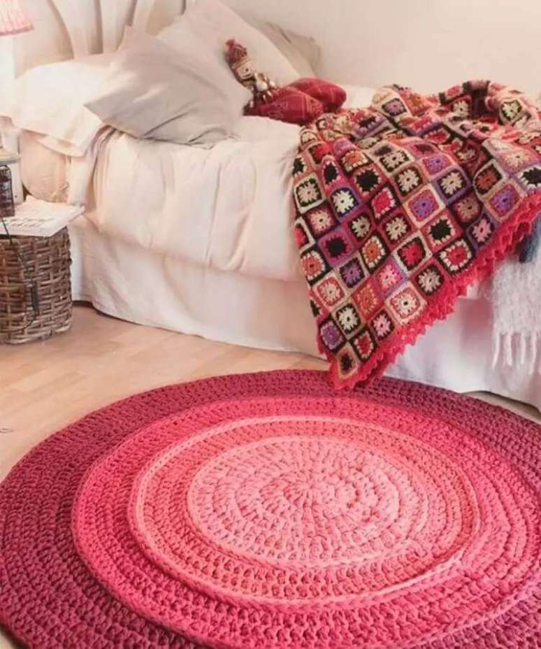 35. Decora&ccedil;&atilde;o de quarto feminino com tapete de croch&ecirc; redondo rosa &ndash; Foto: Kassy Armarinhos