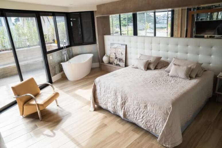 47. Quarto cor areia com banheira de p&eacute; ao lado da cama &ndash; Foto Archtrends Portobello