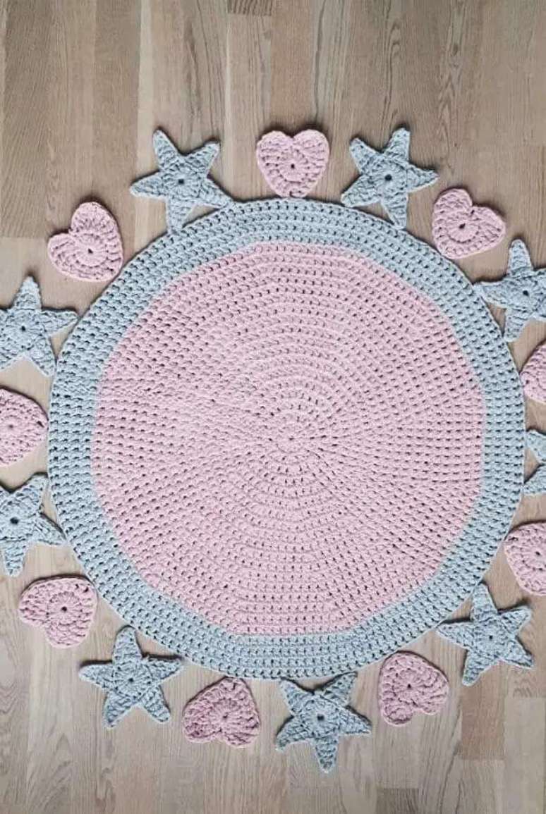 98. Aqui o tapete de croch&ecirc; redondo recebeu um acabamento com cora&ccedil;&otilde;es e estrelas tamb&eacute;m feitas com croch&ecirc; &ndash; Foto: Pinosy