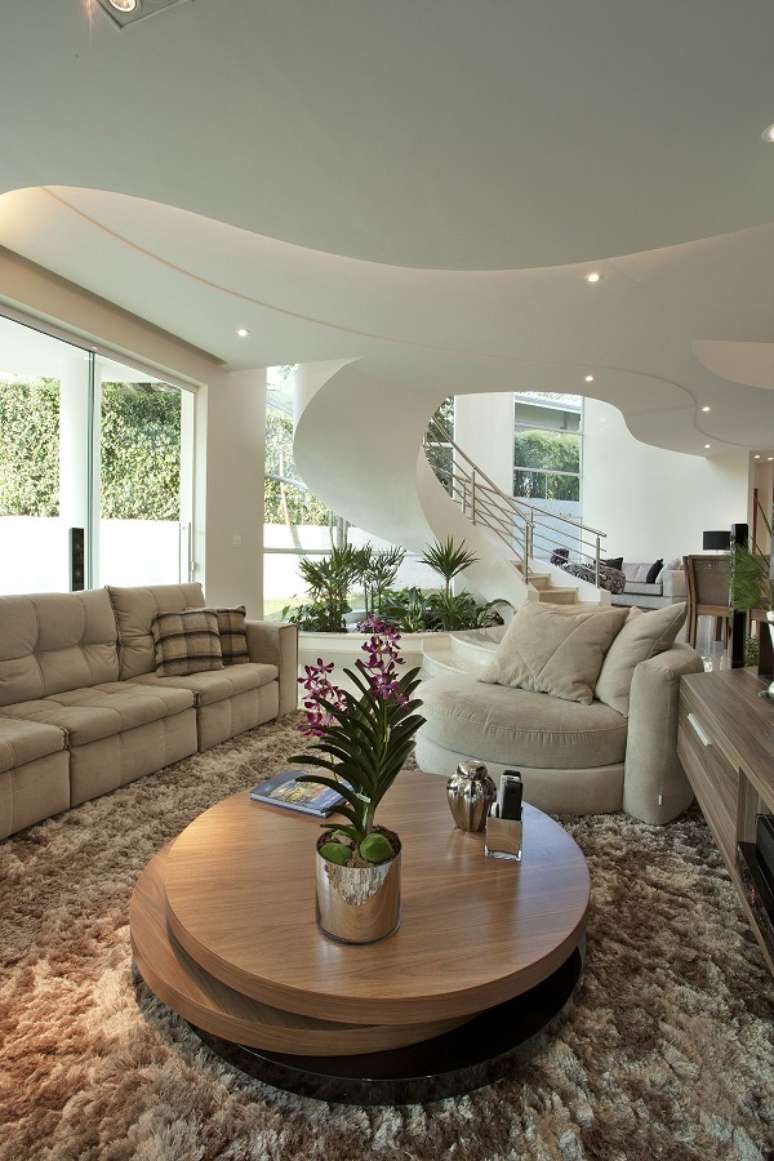 11. Sala chique com sof&aacute; cor areia e m&oacute;veis de madeira &ndash; Foto Iara Kilaris