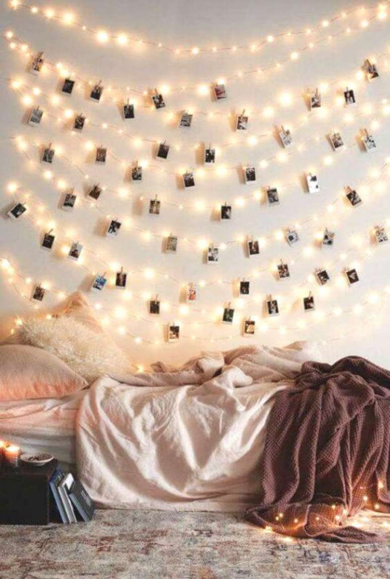 69. Paredes decoradas com luzes de led e fotos &ndash; Via: Etsy