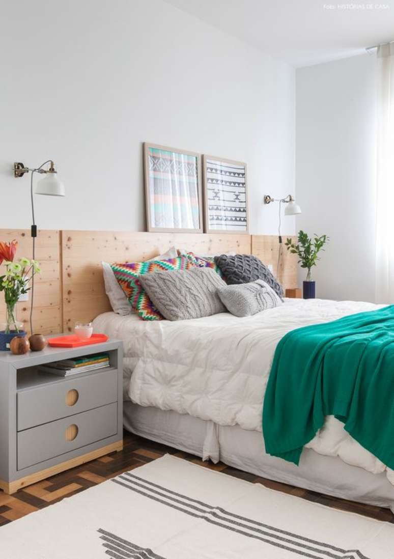 90. Quarto moderno com paredes decoradas com madeira e quadros apoiados &ndash; Foto: Historias de Casa