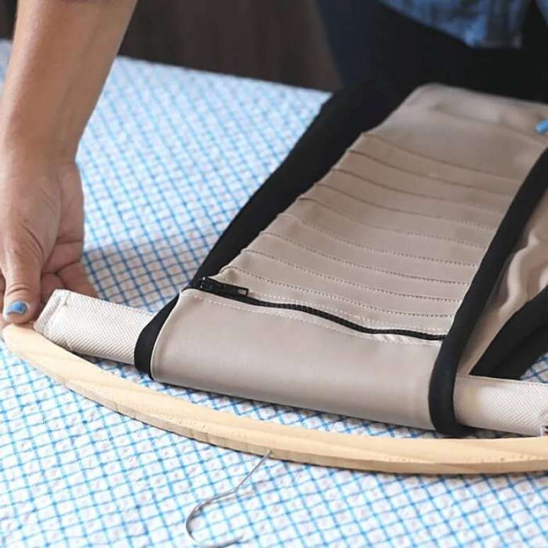 7. Organizador de guarda-roupa: o protetor de cabide evita a forma&ccedil;&atilde;o de vincos nas roupas. Fonte: Casa e Sonho