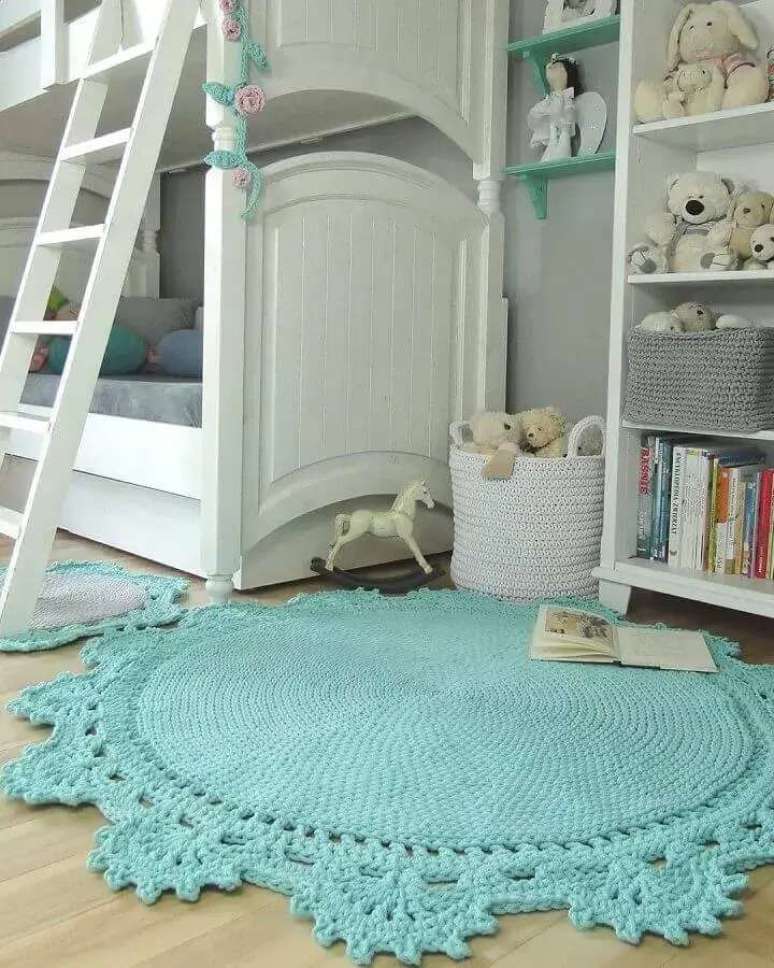 47. Decora&ccedil;&atilde;o para quarto infantil com tapete de croch&ecirc; redondo azul claro &ndash; Foto: Emilia Ramirez