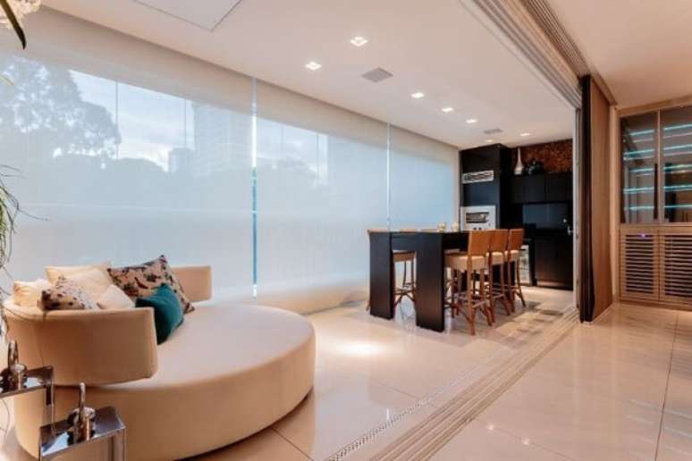 24. Casa cor areia com sof&aacute; redondo na mesma tonalidade &ndash; Foto Mor&aacute;via Arquitetura & Interiores