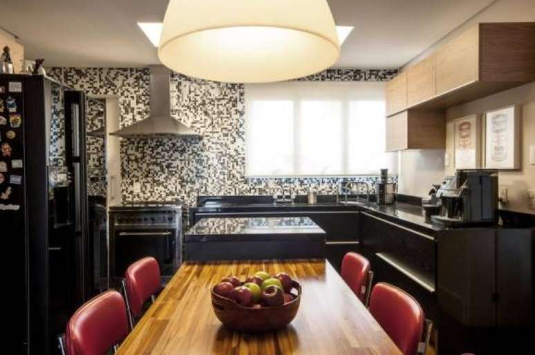 7. Paredes decoradas com pastilha na cozinha s&atilde;o dur&aacute;vel e f&aacute;ceis de limpar. Fonte: Casa 2 Arquitetos