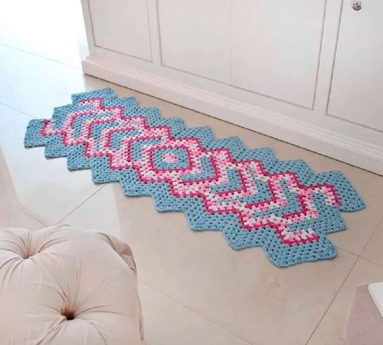 17. Modelo simples de passadeira de croch&ecirc; com combina com decora&ccedil;&atilde;o em ambientes clean &ndash; Foto: Decor Facil