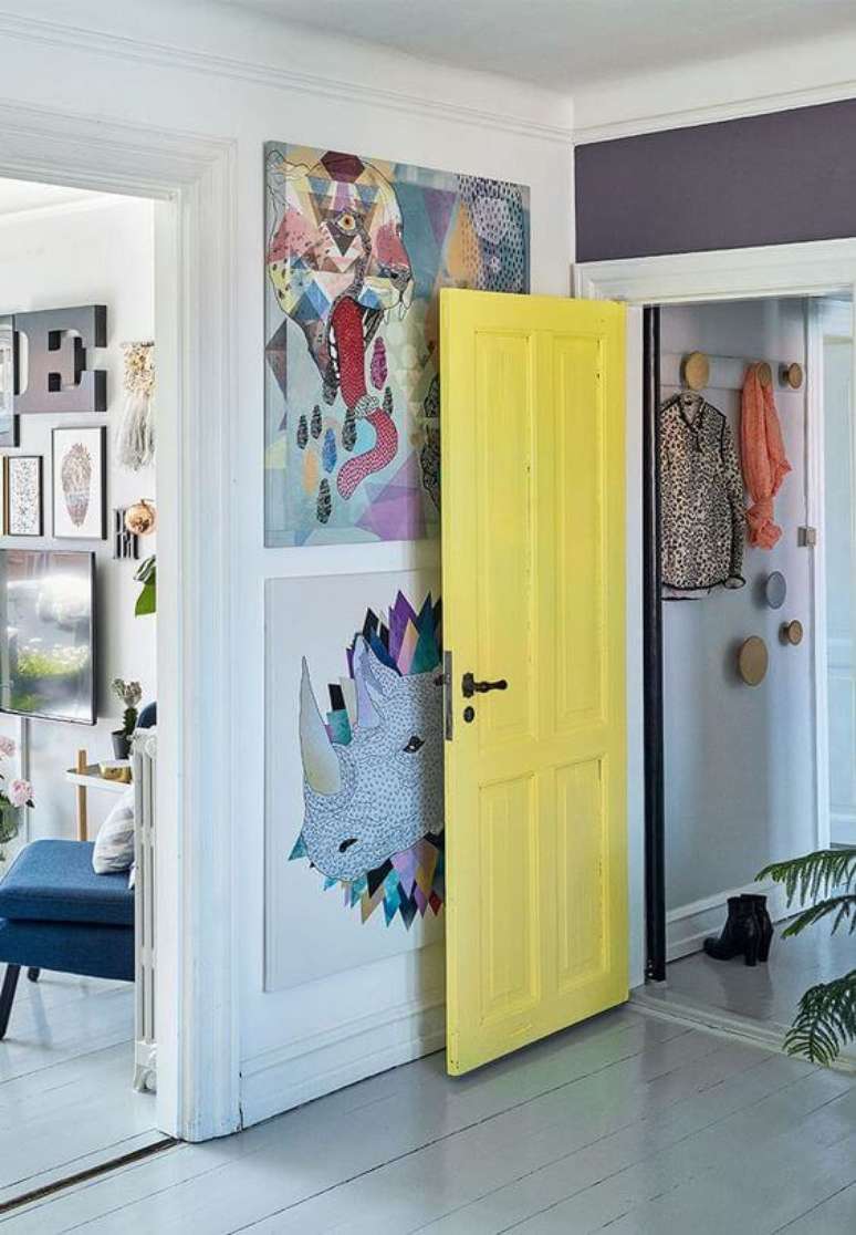 51. Paredes decoradas com porta amarela &ndash; Foto: Bolig Magasinet