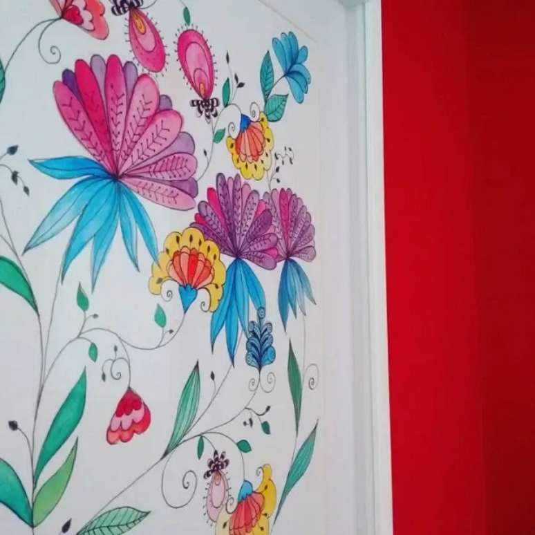 50. Porta vermelha e desenhos para parede de quarto feminino. Fonte: Lu de Mari