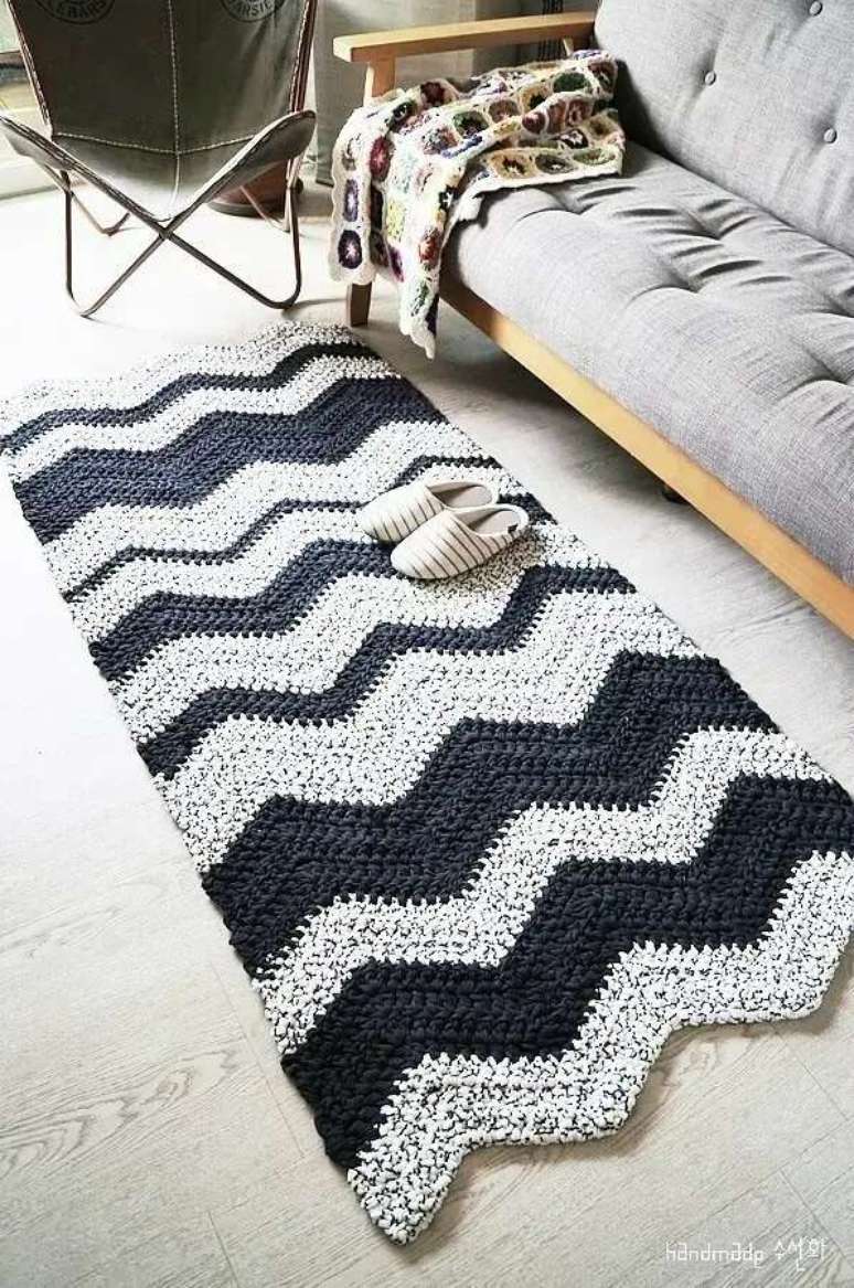 108. Decora&ccedil;&atilde;o de sala com sof&aacute; cinza e passadeira de croch&ecirc; preta e branca com estampa em chevron &ndash; Foto: Ideias Decor