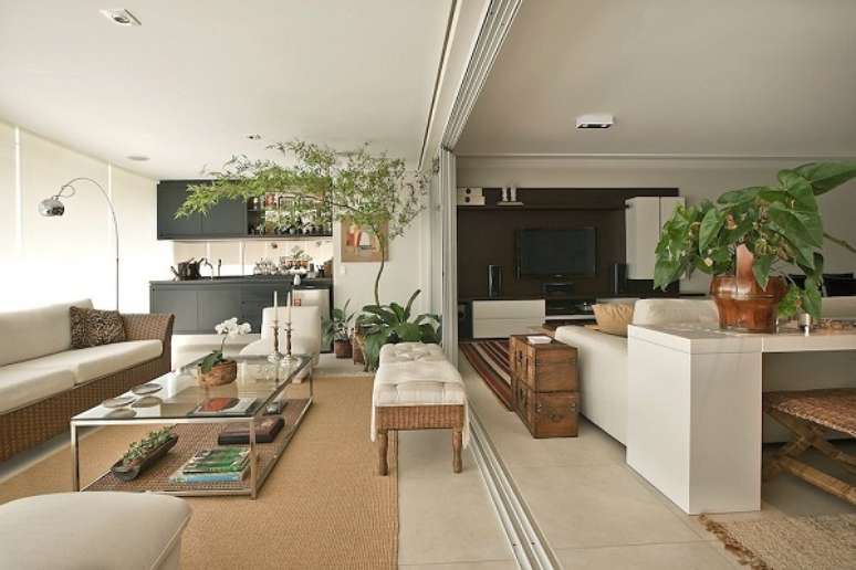 14. Varanda gourmet com tapete de cor areia e enfeites neutros &ndash; Foto Casa de Valentina