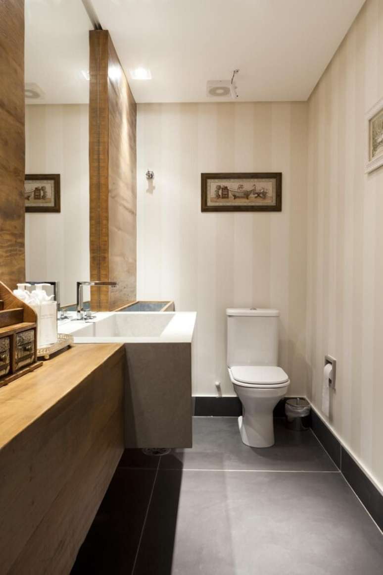 34. Decora&ccedil;&atilde;o de casa cor areia com banheiro em madeira e piso preto &ndash; Foto CH Arquitetura