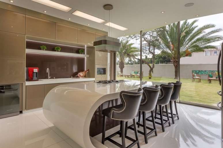 3. Cozinha gourmet com arm&aacute;rios cor areia &ndash; Foto Iara Kilaris
