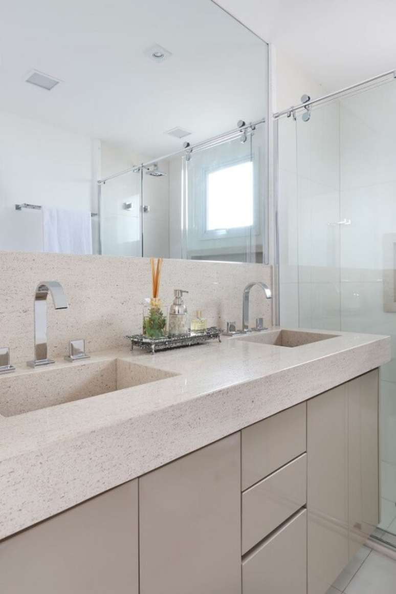 17. Banheiro com gabinete cor areia e cuba dupla para quarto de casal &ndash; Foto SP Estudio