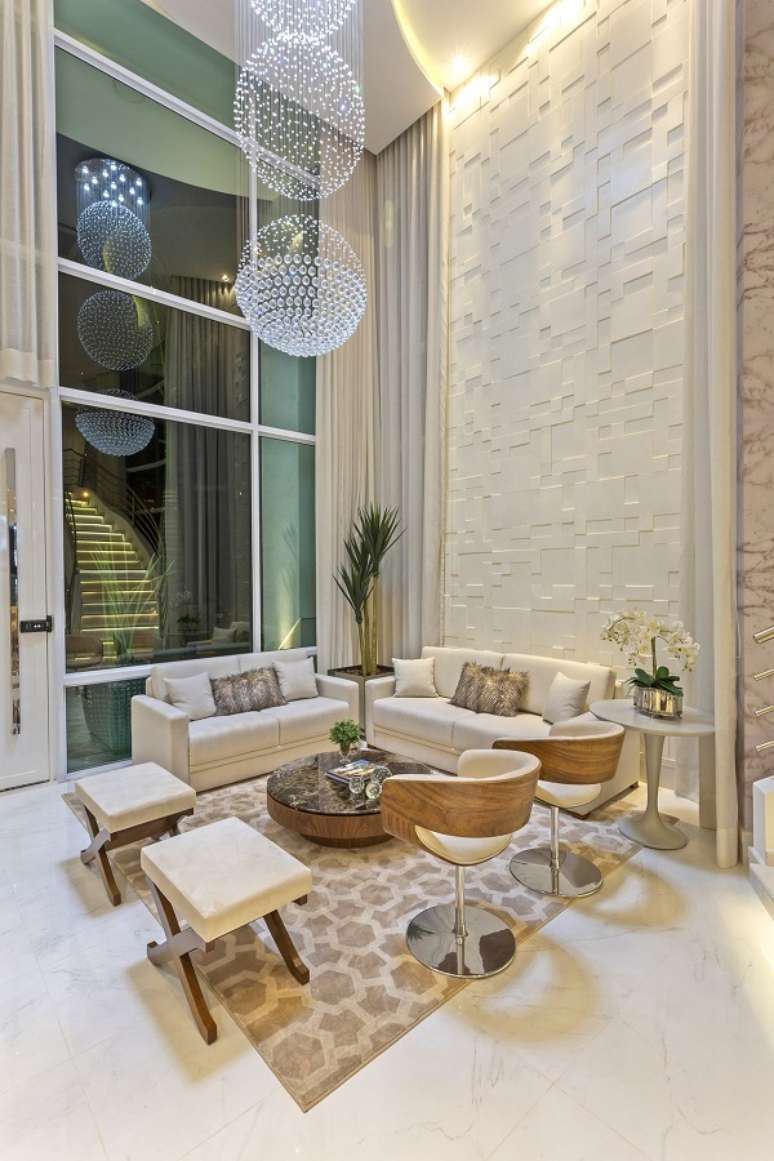 68. Sala de estar neutra com tapete cor areia &ndash; Foto Iara Kilaris