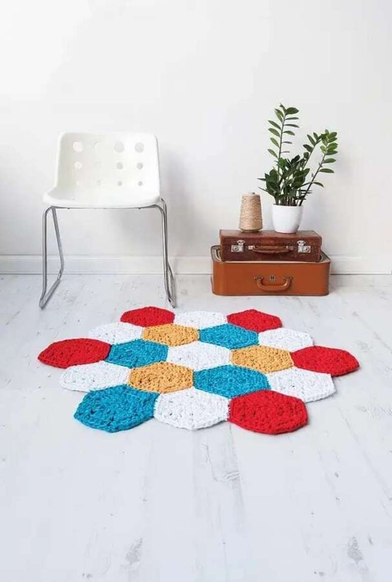 68. Alguns modelos de tapetes de croch&ecirc; podem se tornar o grande destaque decorativo do ambiente &ndash; Foto: Pinosy