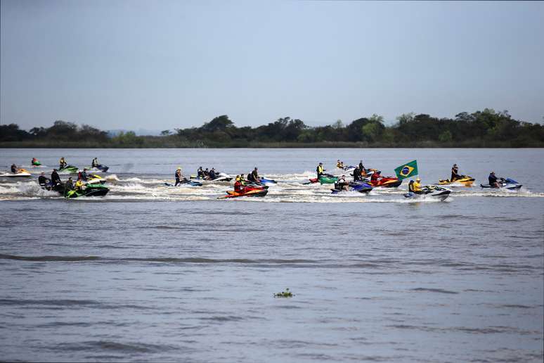 Apoiadores fazem 'jetskiata' em Copacabana 
