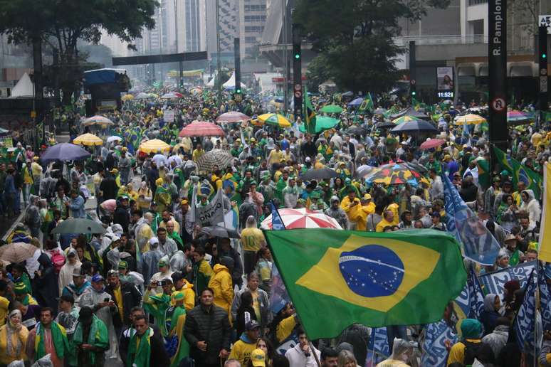 Movimentação de apoiadores do presidente Bolsonaro na Avenida Paulista em São Paulo (SP) nesta quarta-feira