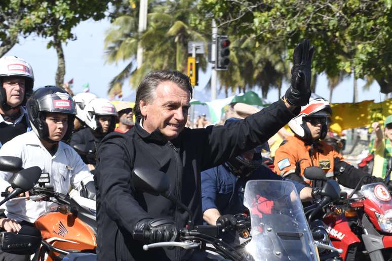 O presidente Jair Bolsonaro chega em Copacabana no Rio de Janeiro