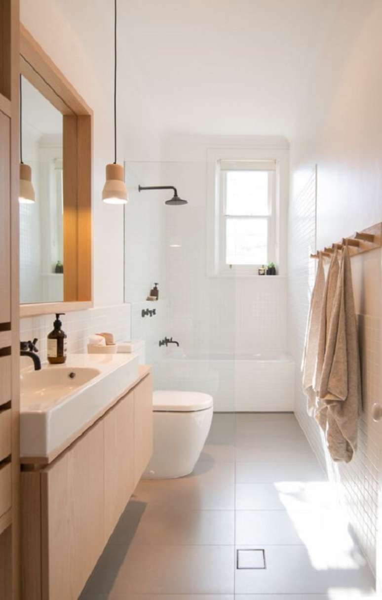 43. Porcelanato acetinado para banheiro com gabinete e enfeites cor areia &ndash; Foto Deluxe Bathrooms e Tiling Solutions