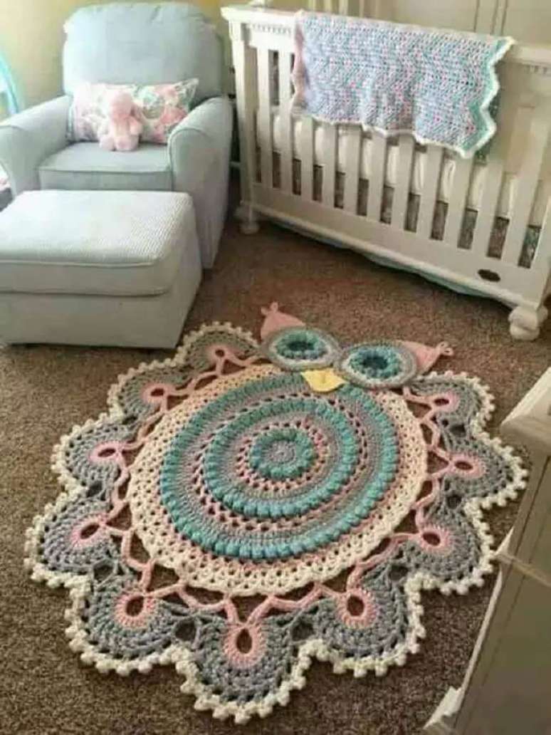 44.. Quarto de beb&ecirc; decorado com tapete de croch&ecirc; em formato de coruja &ndash; Foto: Denguinhos Arte Croche