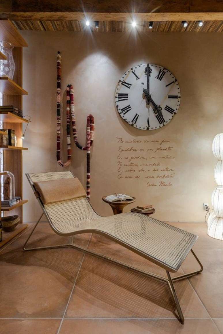 13. Decora&ccedil;&atilde;o clean e sofisticada para cantinho de leitura decorada na cor areia &ndash; Foto Gabriela Daltro Projeto Helo Marques