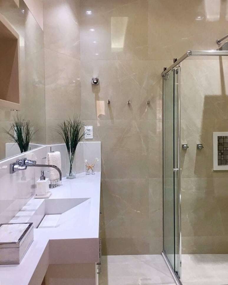 18. Banheiro com porcelanato cor areia e bancada de porcelanato branco &ndash; Foto InterArqui Ana Paula Lacerda e Vanesa Dias