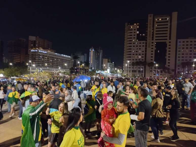 Manifestantes se aglomeram em área central, em frente à Esplanada dos Ministérios