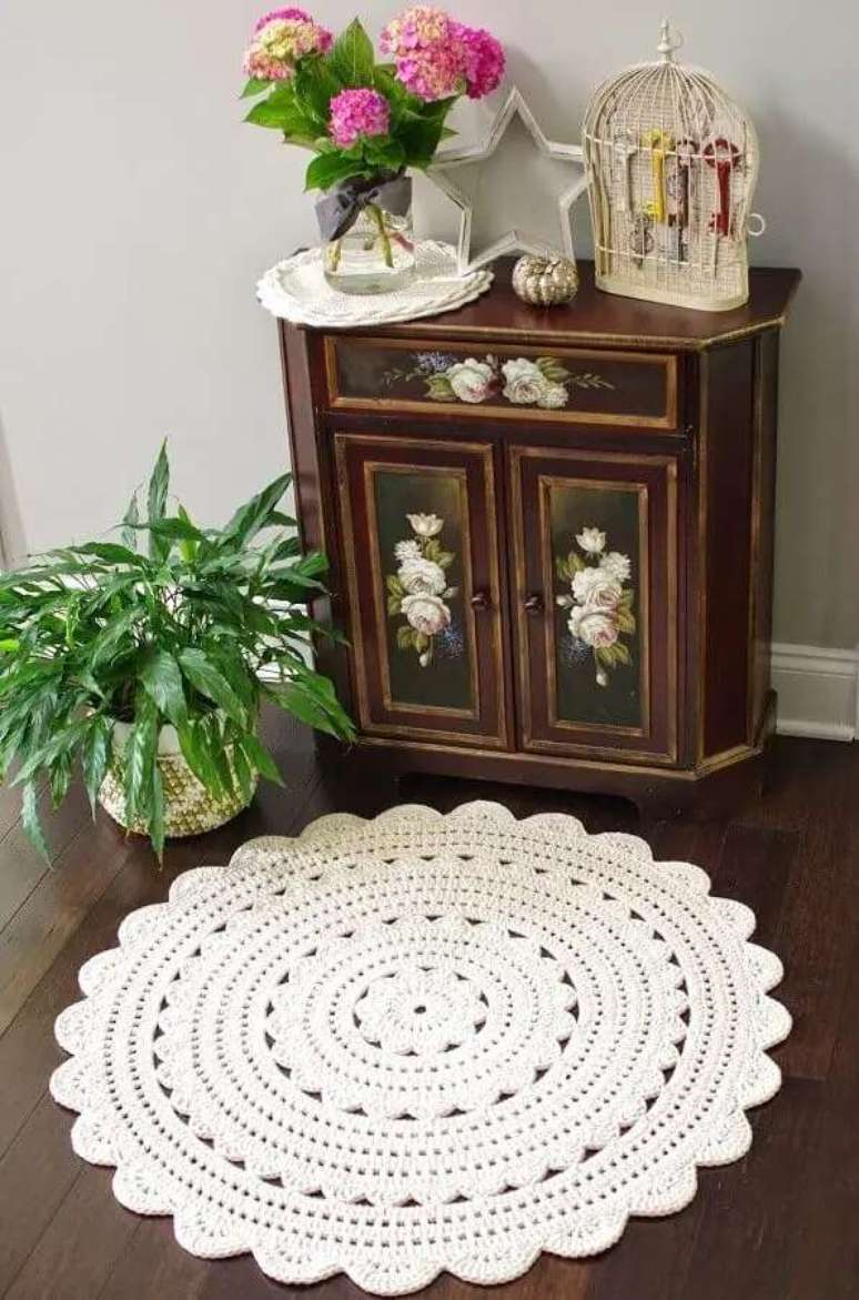 2. O tapete de croch&ecirc; com cores claras e neutras s&atilde;o vers&aacute;teis e combinam com todos os estilos de decora&ccedil;&atilde;o &ndash; Foto: Etsy