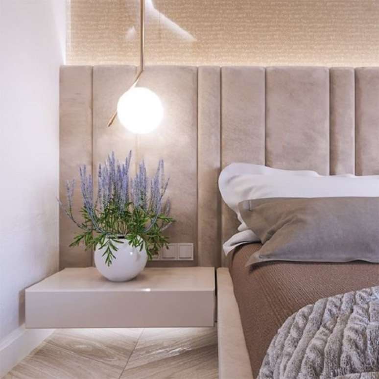 51. Quarto de casal aconchegante com cama estofada na cor areia e roupa de cama cinza &ndash; Foto Ad Boutique BR