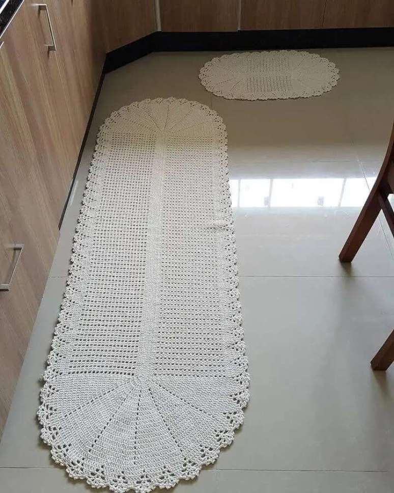 54. Decora&ccedil;&atilde;o de cozinha planejada com tapete de croch&ecirc; simples oval &ndash; Foto: Elaine Croch&ecirc;