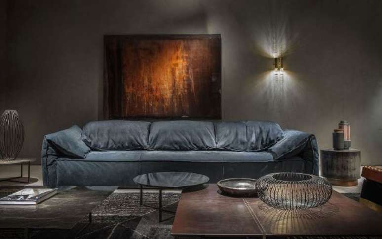 24. Paredes decoradas cinza iluminada com arandelas &ndash; Via: Pedra Augusto