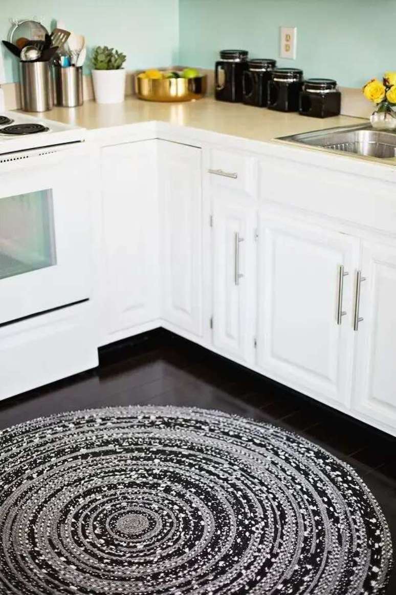 19. O tapete redondo de croch&ecirc; tamb&eacute;m pode ser usado para decora&ccedil;&atilde;o de cozinha &ndash; Foto: Home Deco