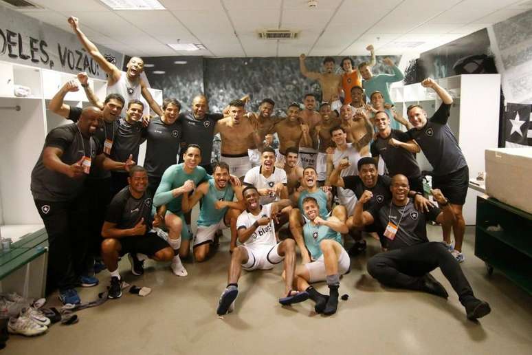 Elenco do Botafogo comemora vitória no vestiário (Foto: Vítor Silva/Botafogo)