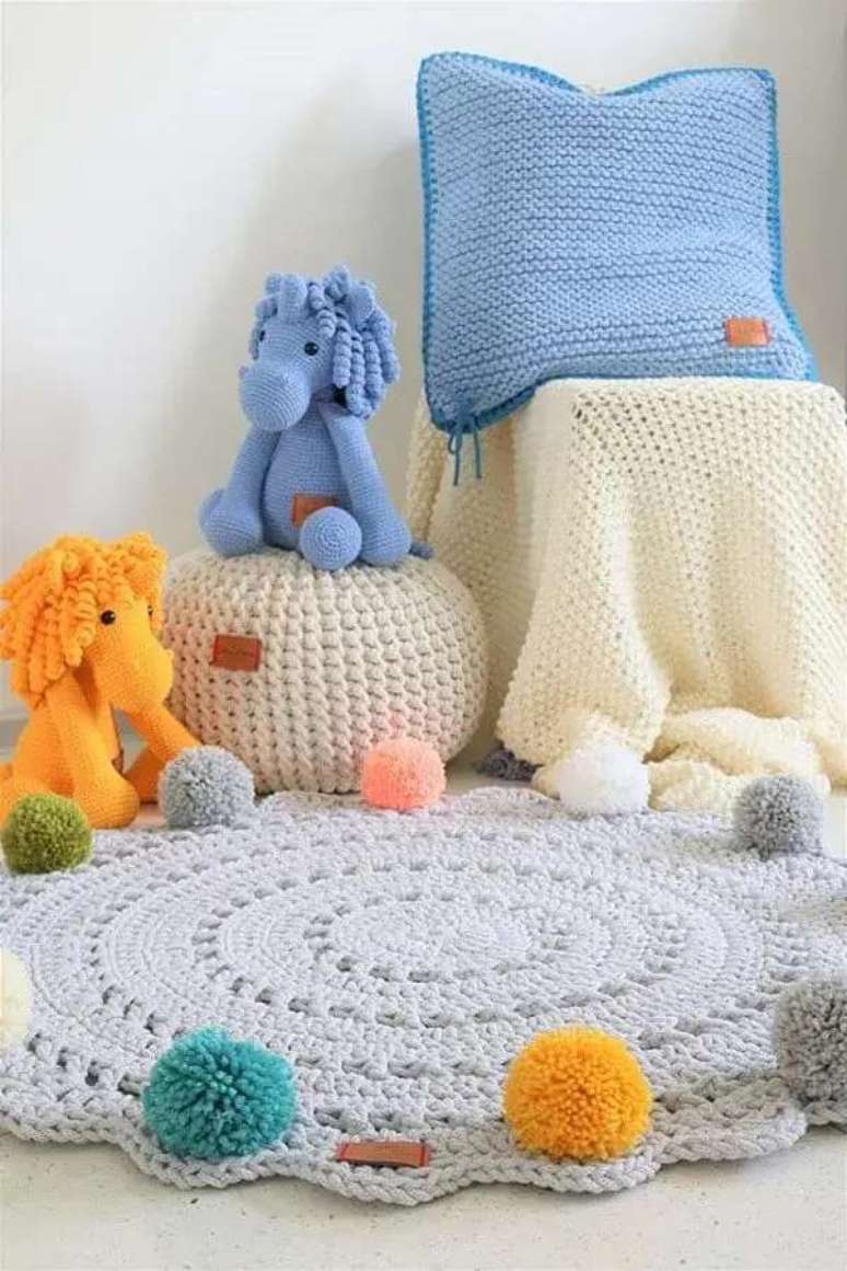 64. Decora&ccedil;&atilde;o infantil com tapete redondo de croch&ecirc; cinza com pompons coloridos &ndash; Foto: Neu dekoration stile