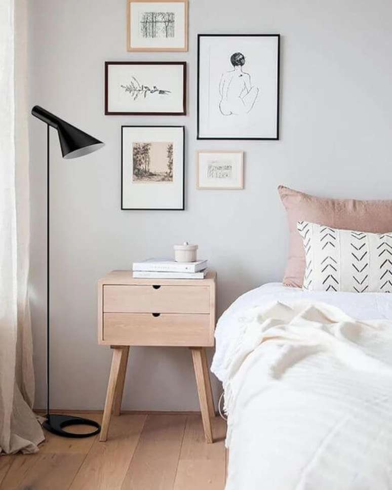 80. Paredes decoradas com quadros minimalistas e tinta off white &ndash; Via: Mooie Light