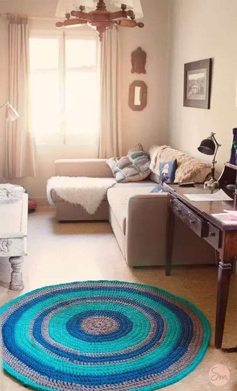 95. Decora&ccedil;&atilde;o de sala com tapete redondo de croch&ecirc; listrado cinza e azul &ndash; Foto: Susimiu