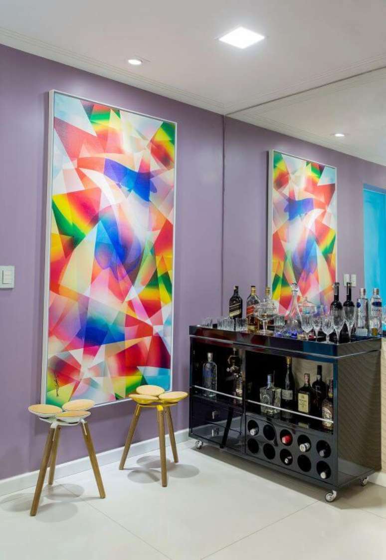 94. Bar com paredes lil&aacute;s e quadro colorido &ndash; Via: Milla Holtz