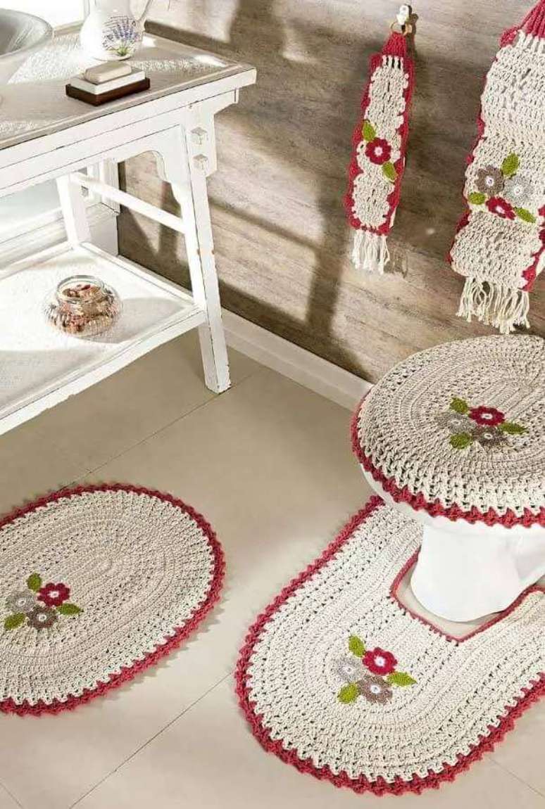 84. Tapete de croch&ecirc; com flores para decora&ccedil;&atilde;o de banheiro r&uacute;stico &ndash; Foto: Revista Artesanato