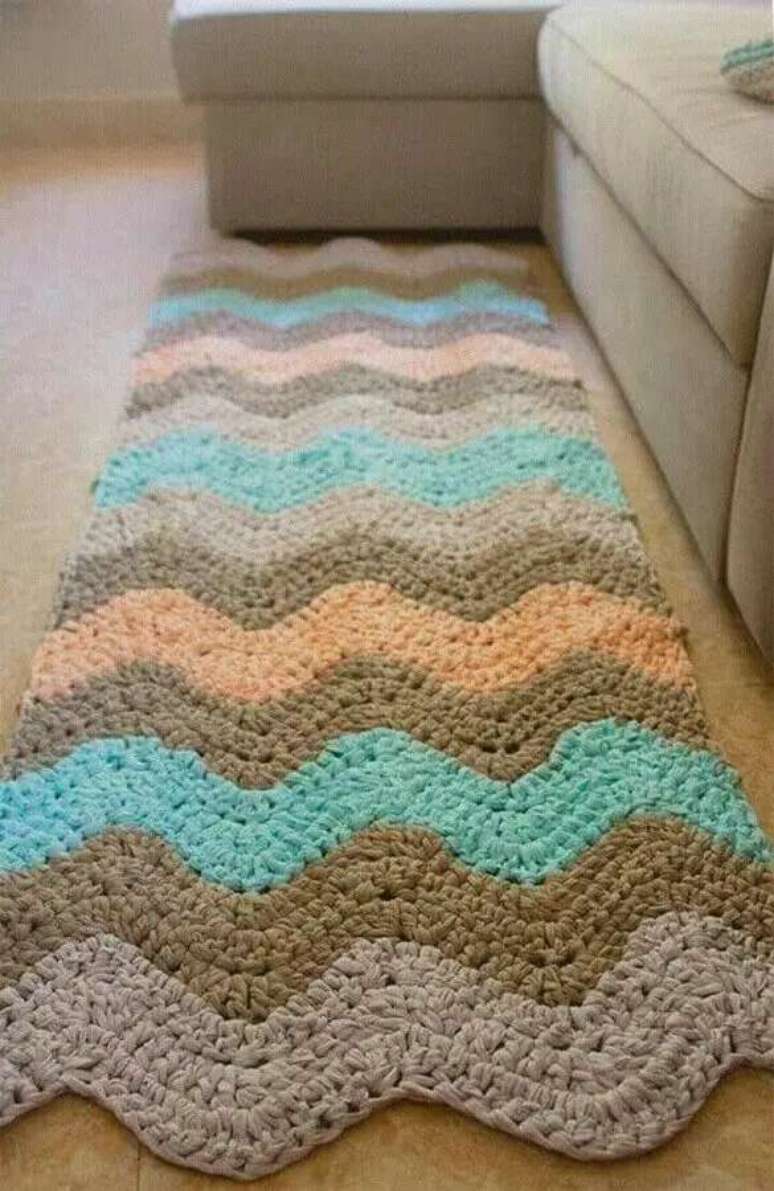 94. Modelo de passadeira de croch&ecirc; com estampa em chevron colorido para decora&ccedil;&atilde;o de sala de estar &ndash; Foto: Decor F&aacute;cil
